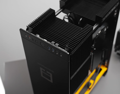 Il case MonsterLabo Beast ha ~50% del suo volume pieno di dissipatori e heatpipes. (Fonte: Optimum Tech)