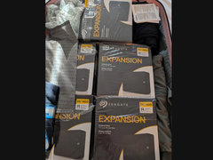 5 dischi rigidi per desktop Seagate 28TB Expansion in una valigia