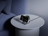 La nuova Prime Wireless Charging Station di Anker (nella foto, che carica un telefono, un orologio e quelli che sembrano auricolari TWS) sarà lanciata negli Stati Uniti nel febbraio 2026. (Fonte: Anker)