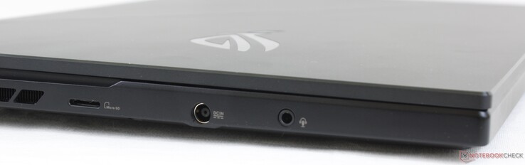 A sinistra: lettore MicroSD, adattatore AC, audio combo 3.5 mm