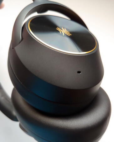 Il padiglione auricolare sinistro è privo di controlli, con solo il microfono a cancellazione di rumore feedforward visibile. (Fonte: Notebookcheck)