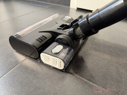 Il serbatoio dell'acqua e il mop pad si agganciano alla parte posteriore della testa del pavimento.