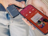 Twelve South PowerClip è un power bank compatto da 2.000 mAh.