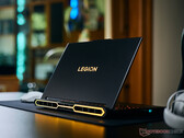 Il nuovo Legion Pro 7 16IAX10H presenta lo stesso design del modello che abbiamo recensito nel 2025, raffigurato qui di seguito.