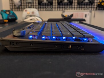 Tastiera Command KB7 posizionata in piano senza alcuna regolazione dell’altezza.
