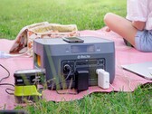 Entrambi i modelli BaseCharge presentano una varietà di uscite di potenza, compresa una superficie di ricarica wireless (fonte: BioLite)