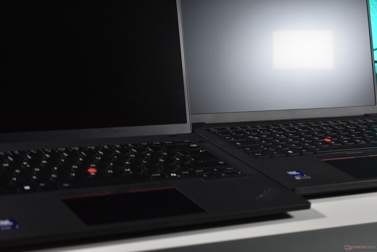 ThinkPad T14 Gen 7 (destra) vs. ThinkPad T14 Gen 6 (sinistra)