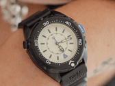 Il Timex Intrepid x Dimepiece Blackout Edition presenta una cassa in acciaio inossidabile nero, un quadrante color crema e dettagli viola