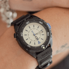 Il Timex Intrepid x Dimepiece Blackout Edition presenta una cassa in acciaio inossidabile nero, un quadrante color crema e dettagli viola