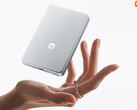 Il Power Bank Magnetico UltraThin da 10.000 mAh costa circa 51 dollari in Cina. Nella foto: un'immagine promozionale che mostra il suo design sottile e leggero.