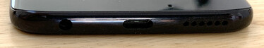 Lato inferiore: porta audio da 3.5 mm, porta USB-C, altoparlante