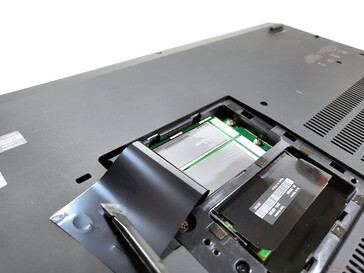ThinkPad P17 G2: Slot SSD non occupati sotto lo sportello di manutenzione