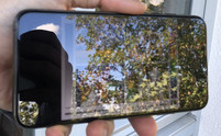 Uso dell'iPhone XS Max all'esterno con luminosità media