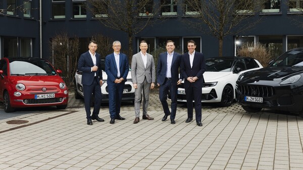 Sixt &amp; Stellantis: Vinzenz Pflanz (CBO, Sixt), Cyrille Moreau (Corporate Sales Director di Stellantis, Europa allargata), Uwe Hochgeschurtz (Chief Operating Officer di Stellantis, Europa allargata), Alexander &amp; Konstantin Sixt (Co-CEO di Sixt).