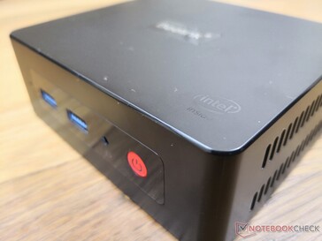 Lo chassis in metallo è molto più leggero e sottile di quello di un Intel NUC