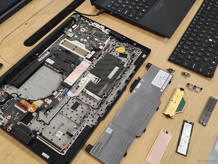 Il Lenovo ThinkPad T14 Gen 7 con le CRU rimosse.