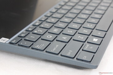 La tastiera è spinta nella parte anteriore per fare spazio allo ScreenPad da 12,6 pollici