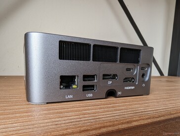 Posteriore: RJ-45 da 2,5 Gbps, 2x USB-A 2.0, DisplayPort 1.4, 2x USB-C 4.0 con Power Delivery + DisplayPort, HDMI 2.1