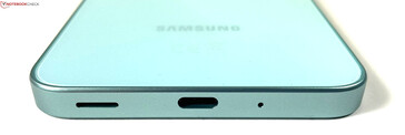 In basso: altoparlante, USB-C 2.0, microfono