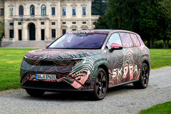 Un gigante sotto mentite spoglie: La Skoda Peaq è la nuova ammiraglia elettrica, che compete nel segmento superiore grazie alla sua grande batteria da 91 kWh e alla potenza fino a 220 kW.