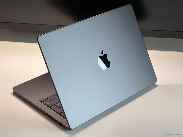 Apple MacBook Pro in Space Grey posizionato su una scrivania con il coperchio parzialmente aperto, che mostra la tastiera e il logo Apple (Fonte: Notebookcheck)