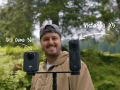 Il DJI Osmo 360 e l&#039;Insta360 X5 uno accanto all&#039;altro. (Fonte: Benett Graezer)