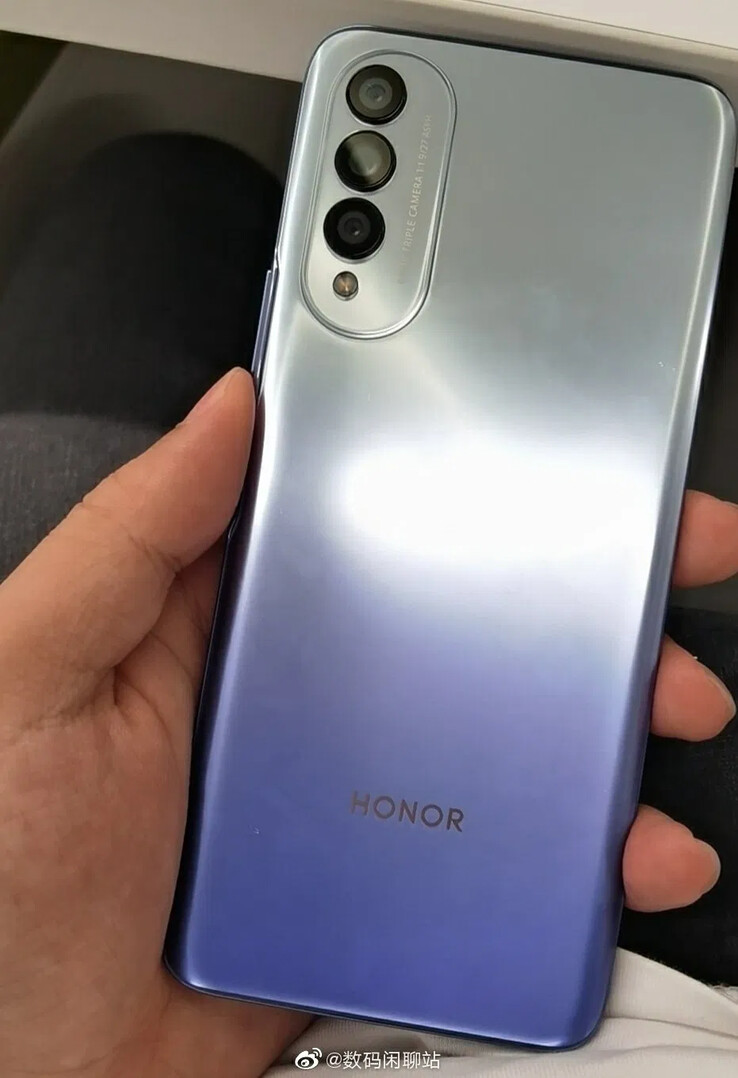 Il "Honor X20" è protagonista di uno scatto hands-on. (Fonte: Weibo)