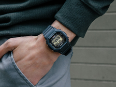 Il Casio G-Shock GW-5000U-1 (nella foto) è uno dei più fedeli discendenti moderni dell&#039;originale DW-5000C. (Fonte: Casio)