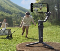 L&#039;OM 6 è il gimbal mobile di punta di DJI e dispone di un treppiede integrato e di un bastone per selfie estensibile (fonte: DJI)