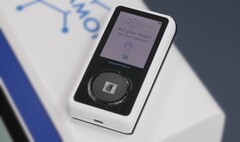 Il monitor non invasivo della glicemia D-Pocket richiede solo che l&#039;utente metta il dito sul sensore. (Fonte immagine: DiaMonTech - modificato)