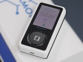 Il monitor non invasivo della glicemia D-Pocket richiede solo che l'utente metta il dito sul sensore. (Fonte immagine: DiaMonTech - modificato)