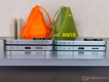 Galaxy Z Flip 7 FE (L) e Flip 7 (R) affiancati ((fonte immagine: Notebookcheck)