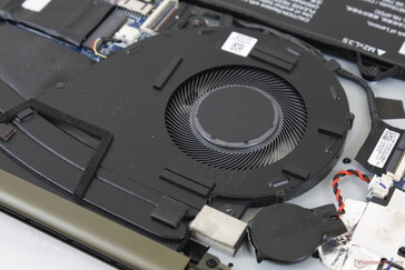 La ventola singola da 50 mm è più grande rispetto alla maggior parte degli altri Ultrabooks senza GPU dedicata. Il comportamento impulsivo è poco frequente e poco invadente