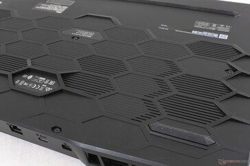 Design di ventilazione a nido d'ape lungo la piastra inferiore, come sugli ultimi portatili Alienware