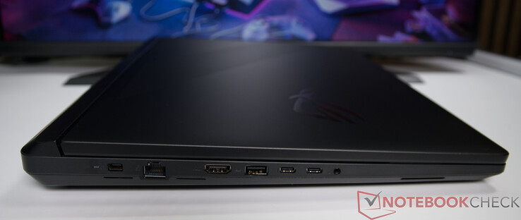 A sinistra: alimentatore, LAN 2,5G, HDMI 2.1, USB-A 3.2 Gen. 2 (10 Gbit/s), 2x Thunderbolt 5 (DisplayPort, alimentazione, G-SYNC (velocità di trasmissione dati fino a 120 Gbps), audio da 3,5 mm