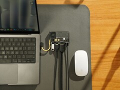 L&#039;SSD portatile trasparente Sharge Disk Pro con raffreddamento attivo e hub multi-porta collegato a un MacBook e a un Magic Mouse Apple. (Fonte immagine: Sharge via Kickstarter)