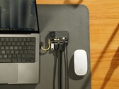 L'SSD portatile trasparente Sharge Disk Pro con raffreddamento attivo e hub multi-porta collegato a un MacBook e a un Magic Mouse Apple. (Fonte immagine: Sharge via Kickstarter)