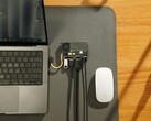 L'SSD portatile trasparente Sharge Disk Pro con raffreddamento attivo e hub multi-porta collegato a un MacBook e a un Magic Mouse Apple. (Fonte immagine: Sharge via Kickstarter)