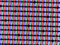 Il display LC utilizza una classica matrice di sub-pixel RGB composta da un diodo a emissione luminosa rosso, uno blu e uno verde.