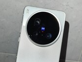 Il video hands-on mostra Vivo X200 Ultra, compresa la sua grande fotocamera Zeiss (Fonte: Little Red Book, Weibo)