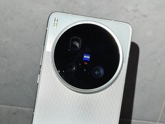 Il video hands-on mostra Vivo X200 Ultra, compresa la sua grande fotocamera Zeiss (Fonte: Little Red Book, Weibo)