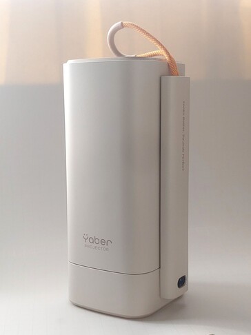 Yaber T1 Pro blocca l'obiettivo in posizione frontale rispetto alla base, per proteggerlo da eventuali danni durante il trasporto. (Fonte: Yaber)