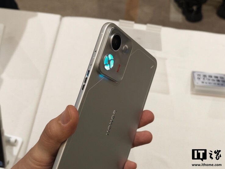 Profilo laterale dell'Honor Win Tablet.