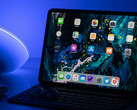Il passaggio alla tecnologia chip-on-film dovrebbe apportare miglioramenti in termini di efficienza energetica anche all'iPad Pro, nella foto il modello precedente. (Fonte: Daniel Korpai &amp; Unsplash)