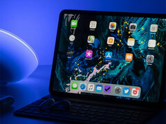 Il passaggio alla tecnologia chip-on-film dovrebbe apportare miglioramenti in termini di efficienza energetica anche all'iPad Pro, nella foto il modello precedente. (Fonte: Daniel Korpai & Unsplash)