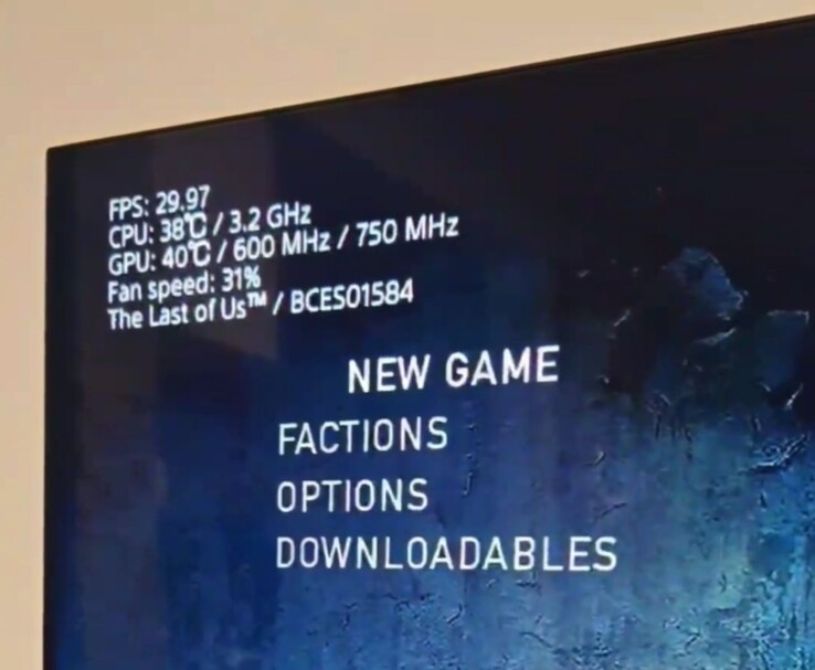Le statistiche sullo schermo della PS3 Slim Pro con The Last of Us mostrano 38 °C di CPU, 40 °C di GPU e 31% di velocità della ventola. (Fonte immagine: Fun-Equivalent-7785 via Reddit / r/PS3)