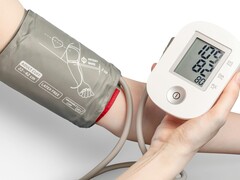 Una persona che utilizza un tonometro medico (Fonte immagine: Mockup Graphics via Unsplash; ritagliato)