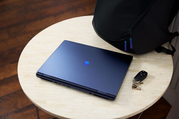 L'Alienware 16X Aurora è disponibile in un unico colore chiamato Interstellar Indigo, con finitura satinata.