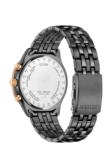 Il retro del Citizen Eco-Drive BY1036-53L, che mostra il cinturino in acciaio inossidabile nero e i codici UTC delle città incisi sul fondello.