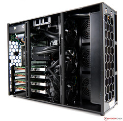 Comino GRANDO RM V2-S Workstation in recensione - Fornito da Comino UK